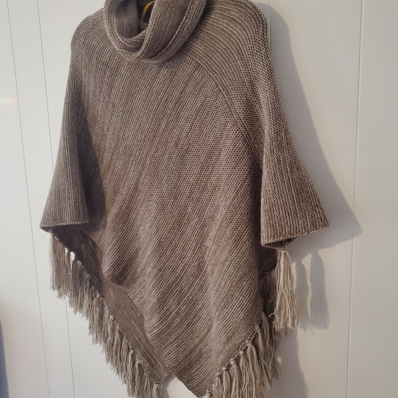 Lole Oatmeal Poncho - Picture 2 of 3